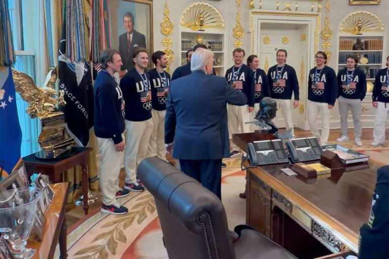US men’s hockey team shakes hands with Trump in the Oval Office before ...
