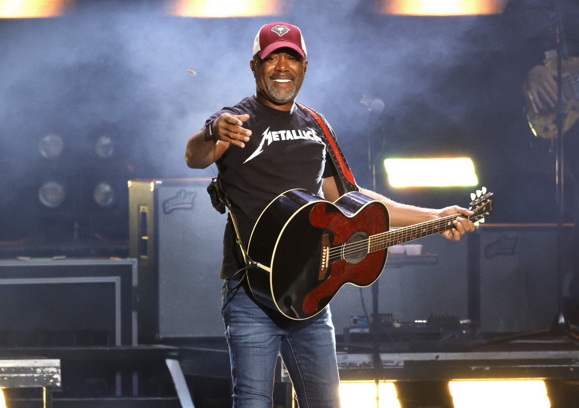 '90s rocker announces outdoor summer tour