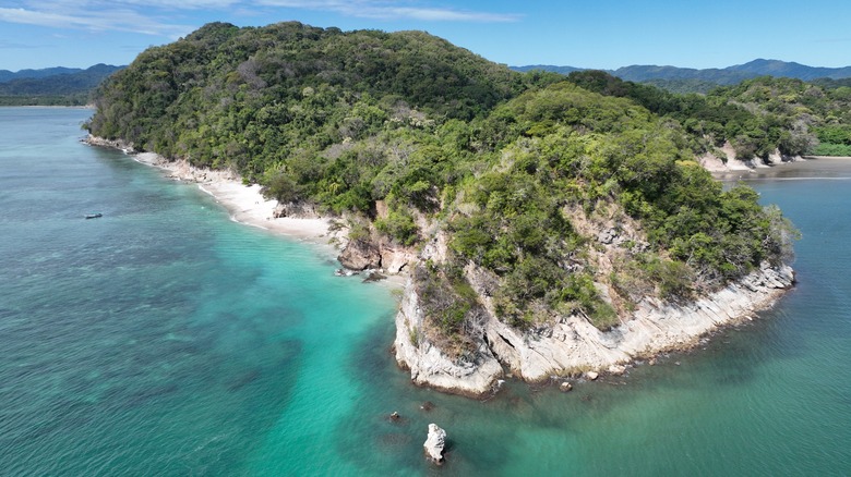 Hiking to this beach in Costa Rica rewards visitors with stunning ...