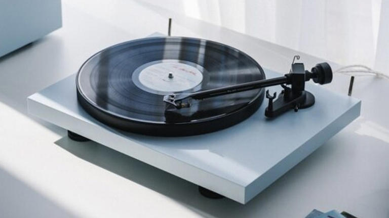 8 major vinyl player brands ranked from best to worst based on user reviews