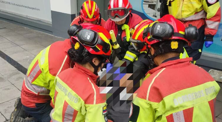 Hombre cae desde el sexto piso mientras limpiaba un edificio en el ...