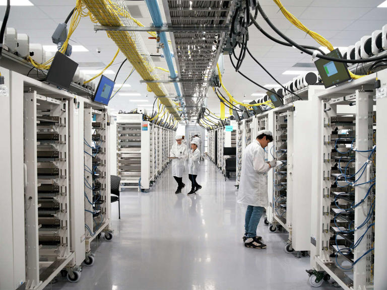 Apple to double Houston footprint to 500,000 square feet, open new AI ...