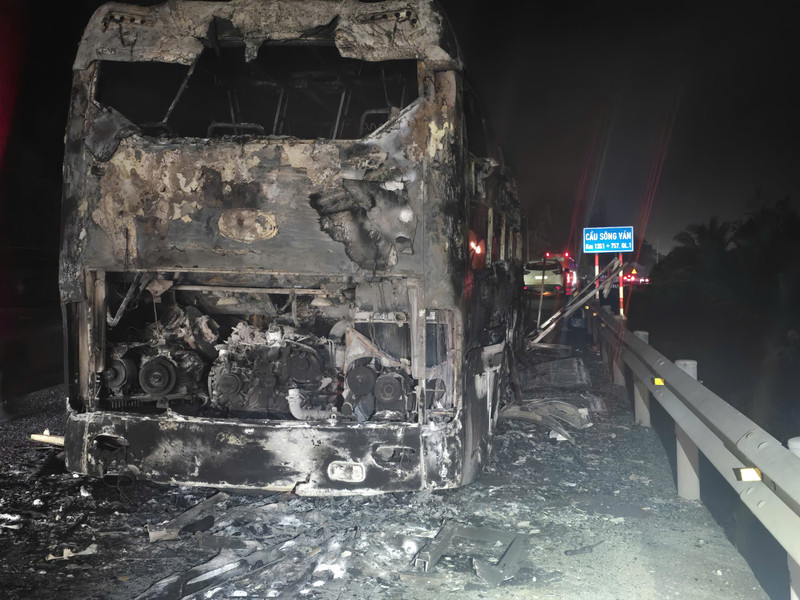 Xe khách giường nằm cháy dữ dội, 34 hành khách thoát nạn
