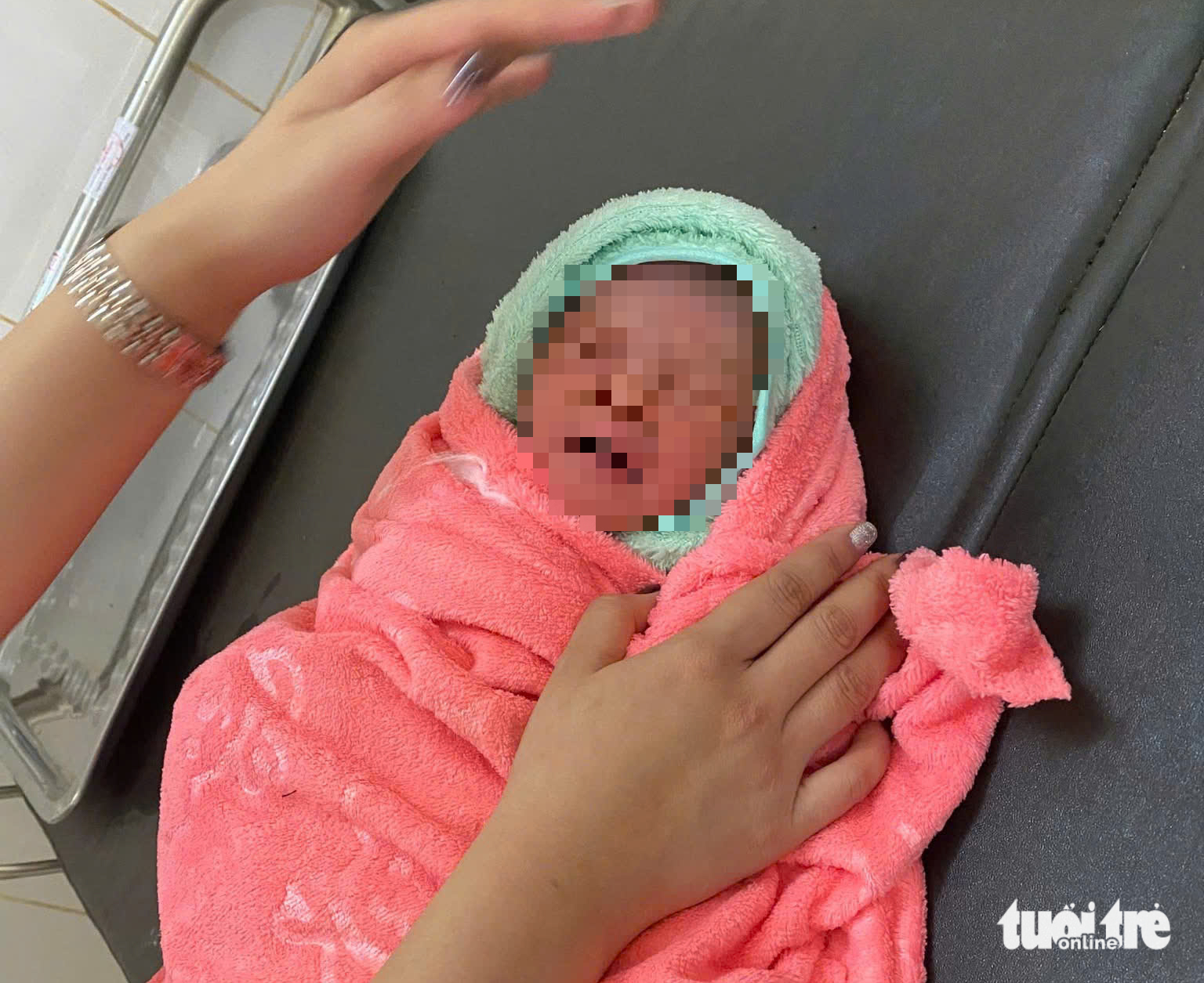 Tìm cha mẹ của bé sơ sinh bị bỏ rơi tại rẫy sầu riêng ở Đắk Lắk