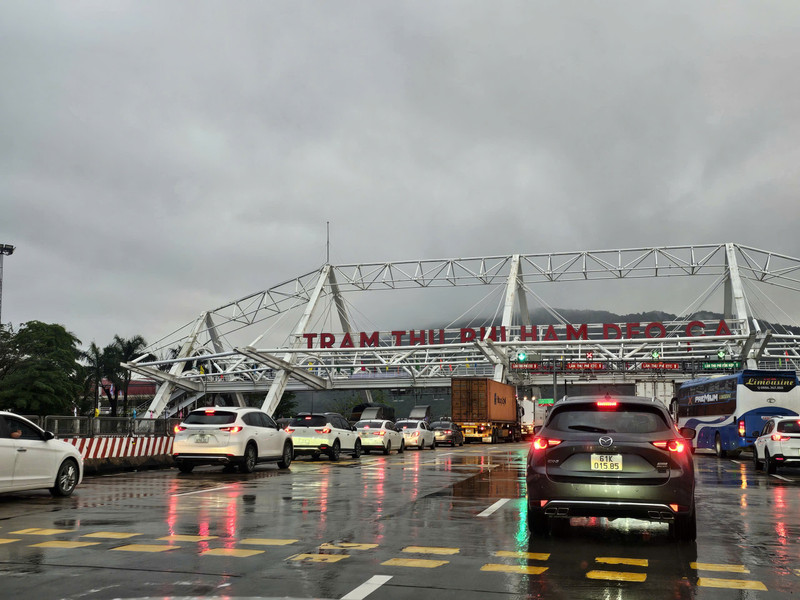 Hầm Đèo Cả ùn ứ do lượng người từ phía Nam về quê ăn Tết tăng mạnh