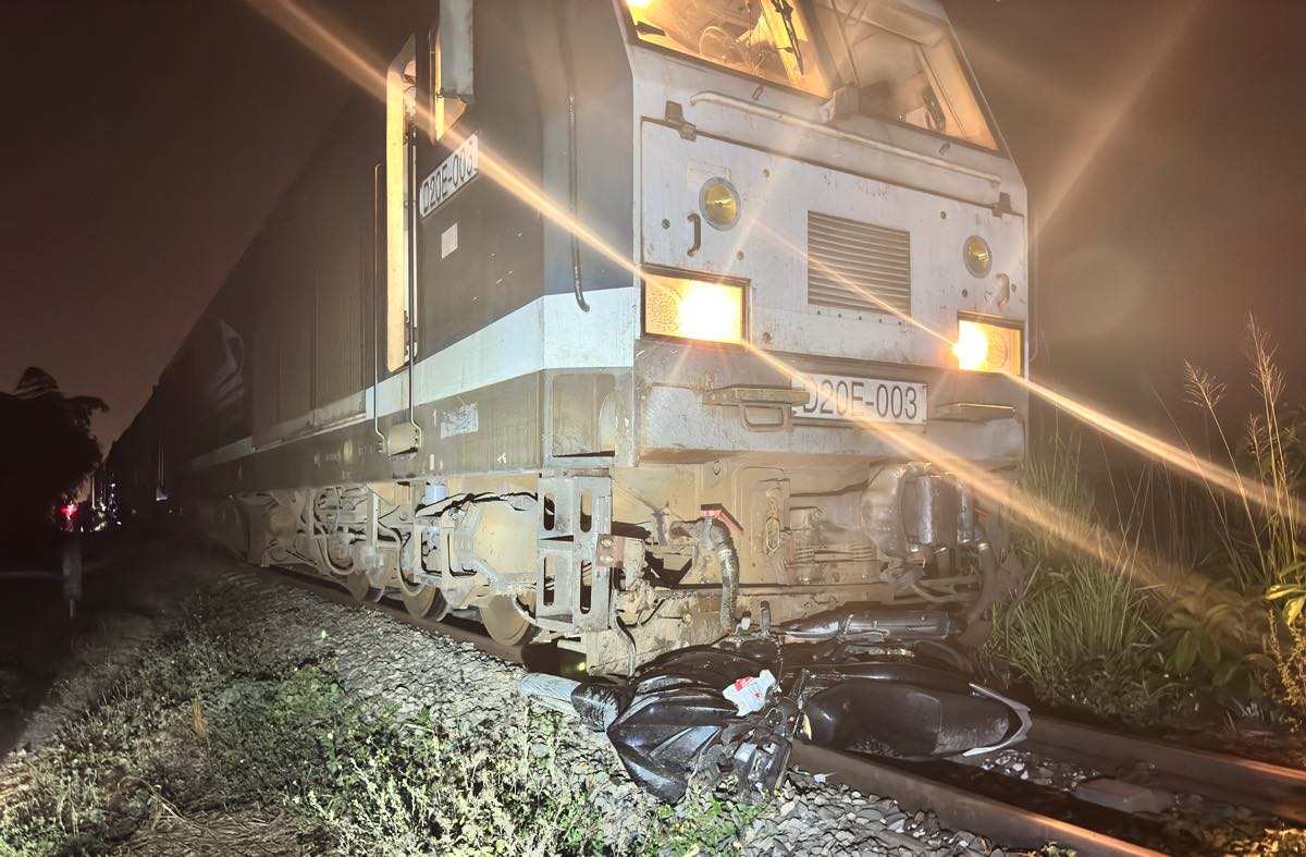 Tàu hỏa tông xe máy băng qua đường sắt, 1 người tử vong