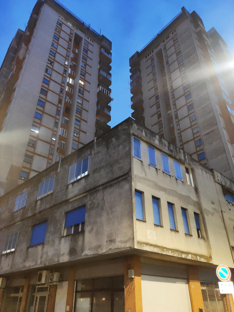 A Ferrara al via lo sgombero di 500 residenti del grattacielo: “Non sanno dove andare. Temiamo reazioni”