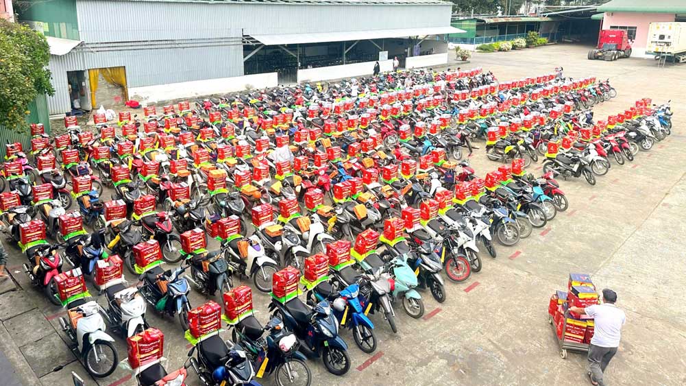 Doanh nghiệp mang quà đến tận xe, công nhân ấm lòng ngày cận Tết