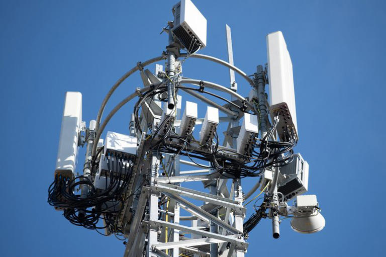 Poor mobile phone coverage across the UK is costing the economy ...