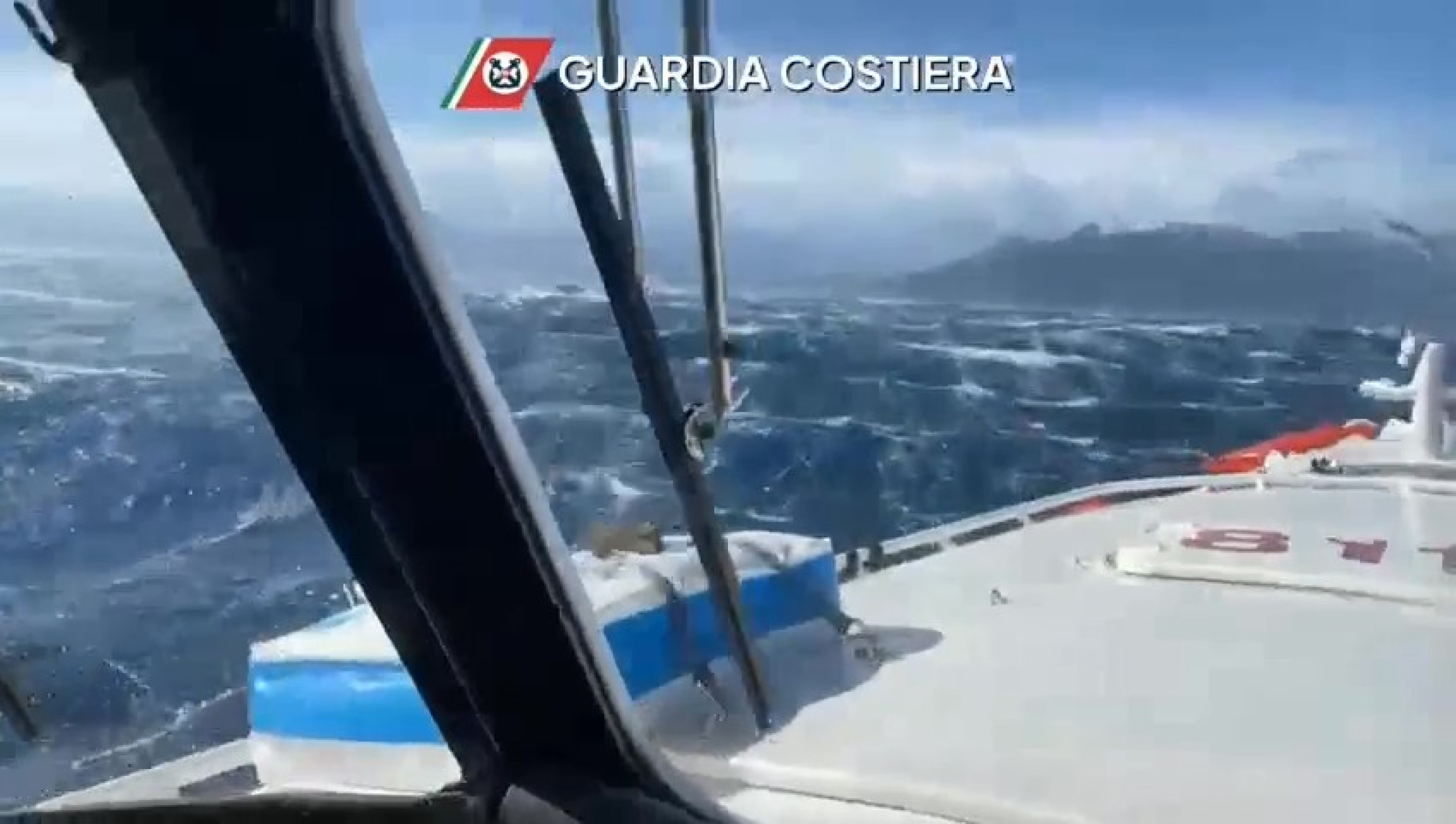 Barca affondata in Sardegna, riprese le ricerche dei due pescatori morti