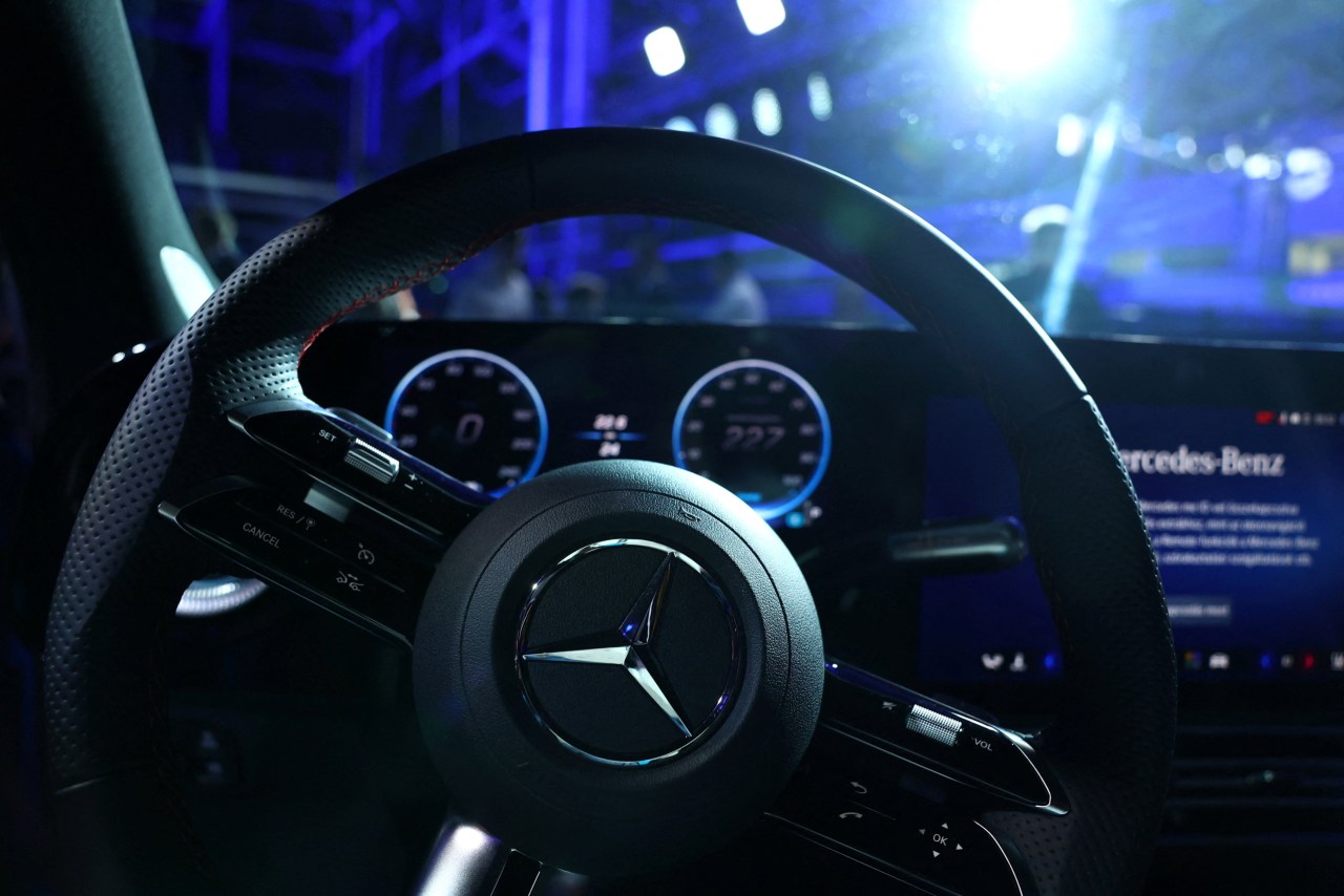 Mercedes-Benz expects muted margins this year, dragged by tariffs, China competition