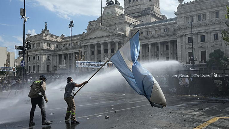 El Senado argentino aprueba la polémica reforma laboral de Milei entre ...