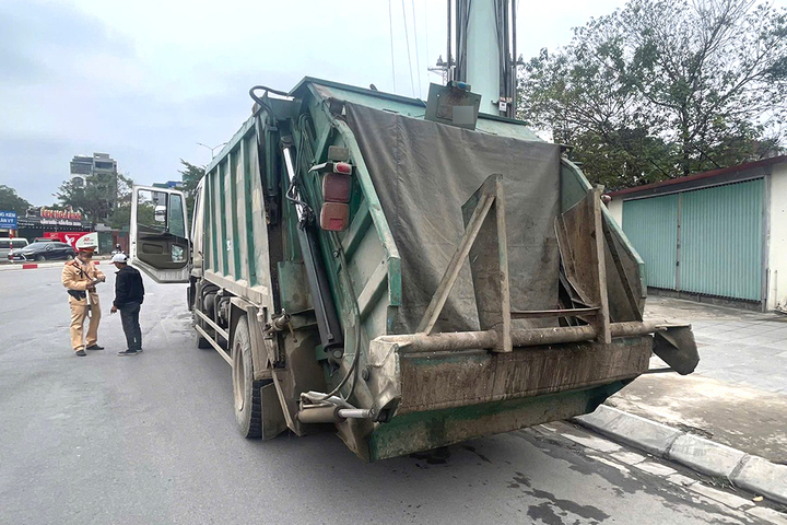 Để biển số bám bẩn, tài xế xe rác bị phạt 23 triệu đồng