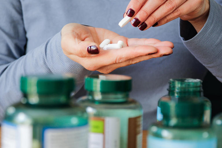 Una mujer tomando suplementos.