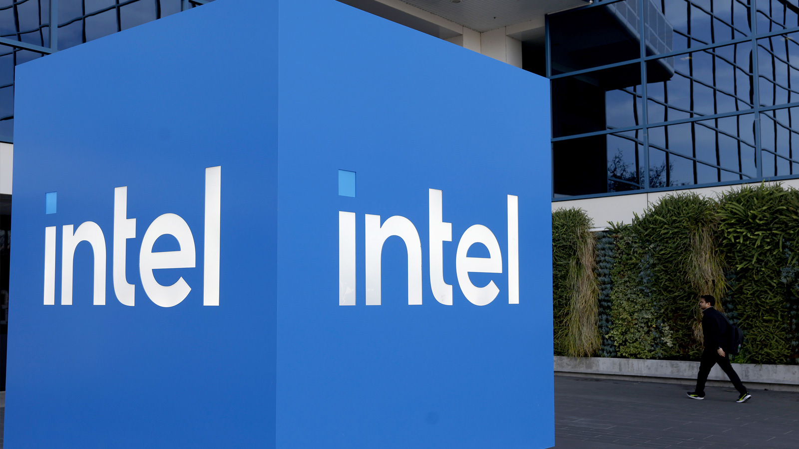 Intel shows off vertical 'Z-angle' memory, promises big thermal boost