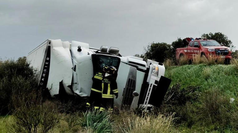 Il camion finisce fuori strada e si ribalta sulla Sp2: grave cinquantenne