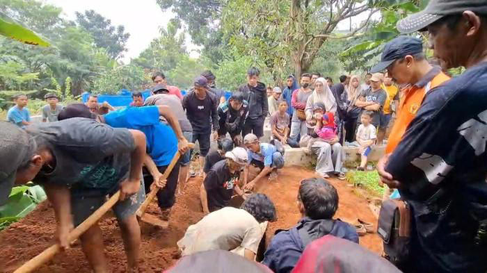PEMAKAMAN KORBAN MIRAS - Suasana pemakaman korban tewas akibat miras oplosan di TPU Dungus Biru, Kelurahan Cigadung, Subang, Kamis (12/2/2026). (Tribun Jabar/Deanza Falevi)