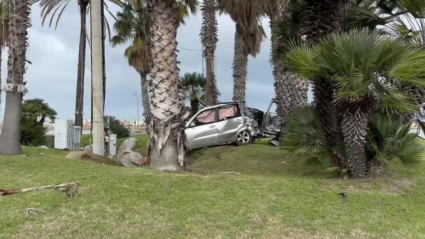 Quartu, si schianta contro un palo poi esce dall'auto e si getta in ...