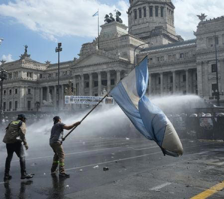 El Senado argentino aprueba la reforma laboral de Milei en medio de ...
