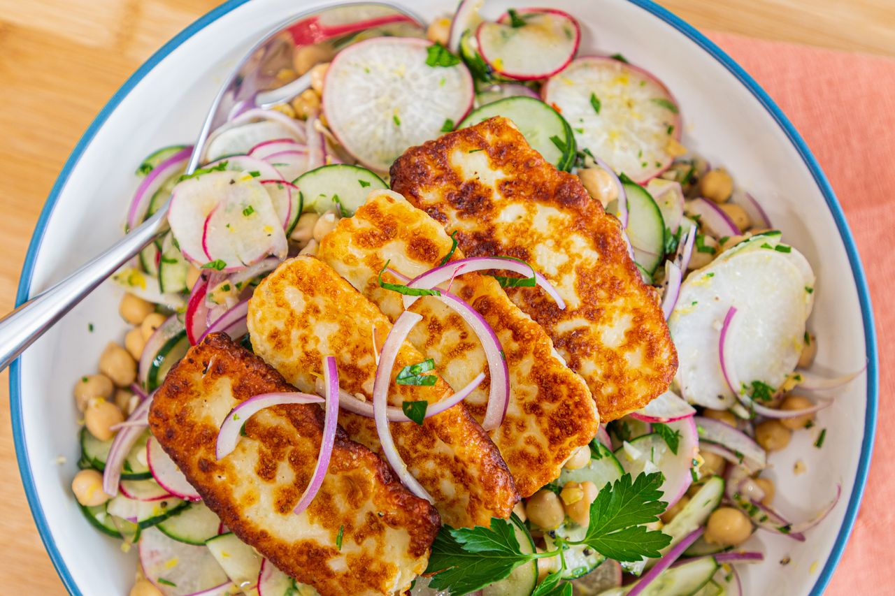 Chickpea Salad with Fried Halloumi
