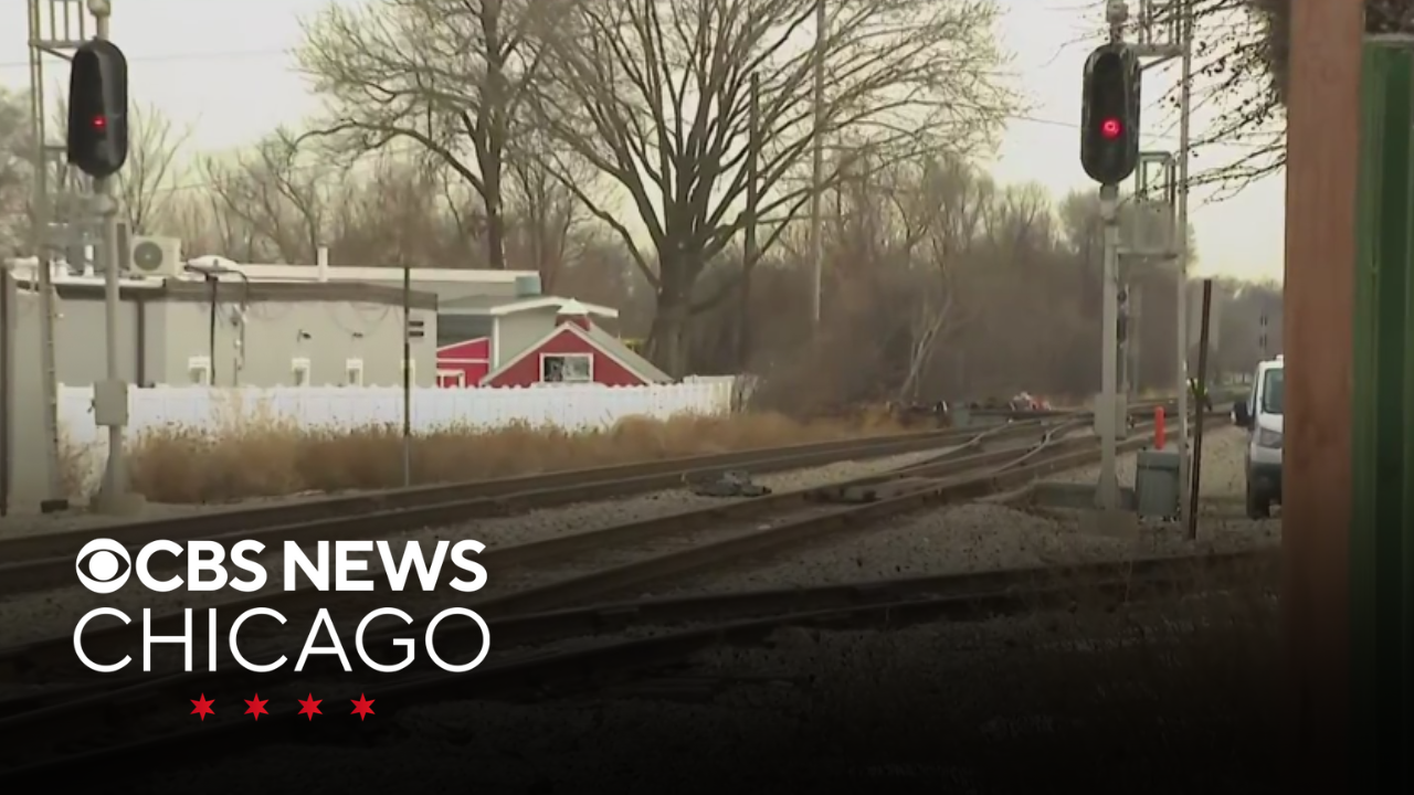 Cleanup continues, Metra resumes after freight train derails in Chicago ...