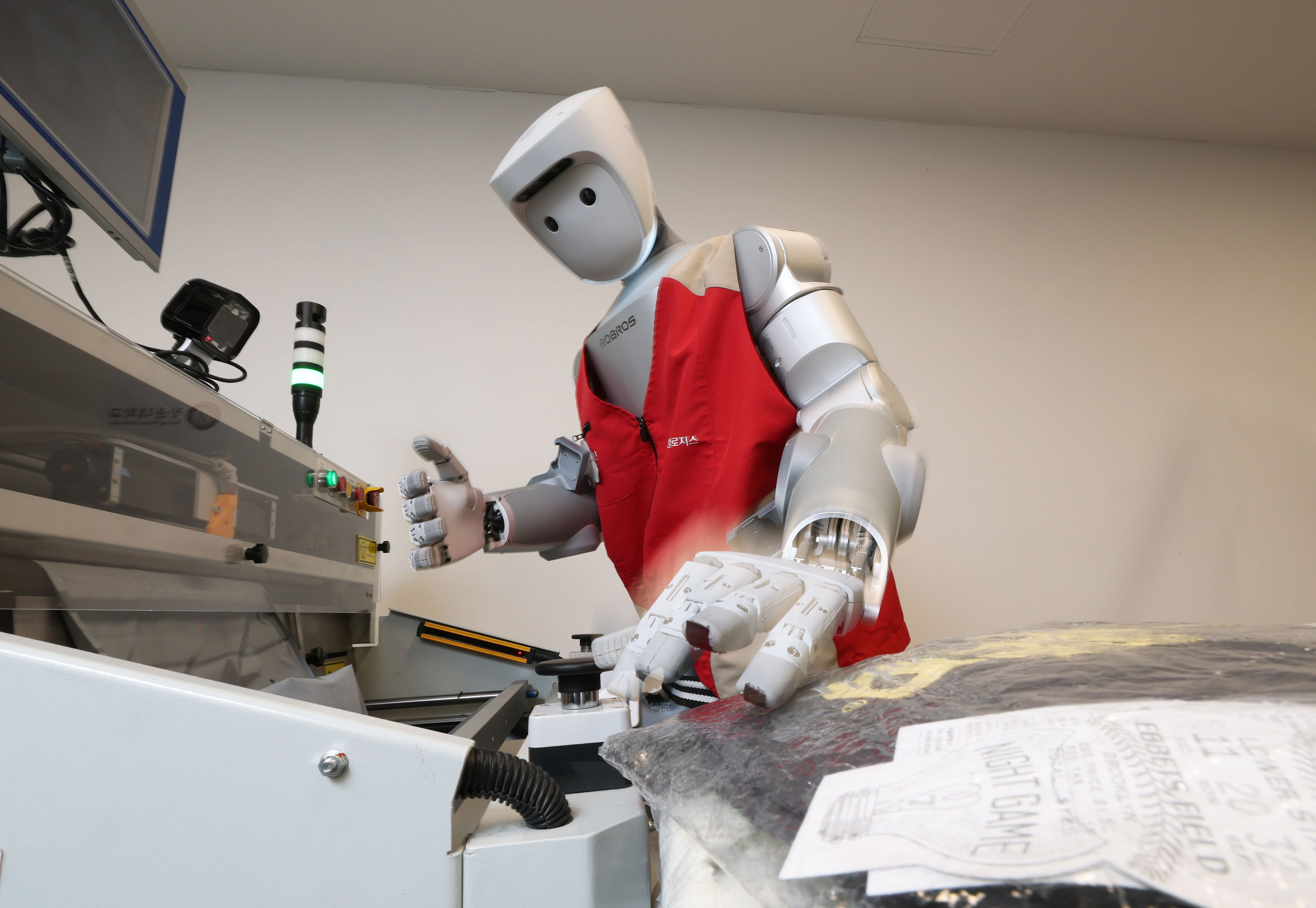 Humanoid robot trains for parcel packaging tasks