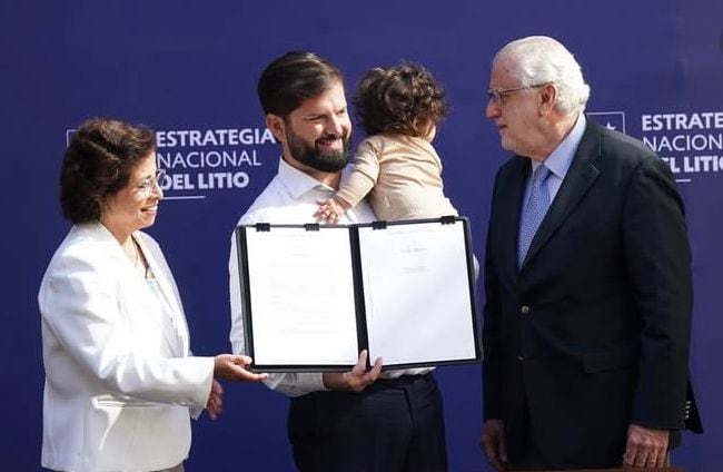 No la pude dejar: Presidente Boric llegó a La Moneda con su hija ...