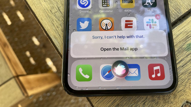Siri's problematic development continues as Apple reportedly pushes ...