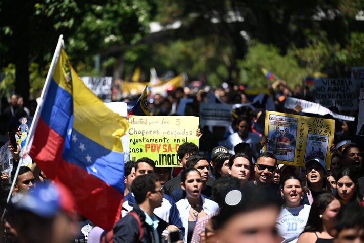 Estudantes universitários, opositores do governo, marcham durante o Dia da Juventude em Caracas, em 12 de fevereiro de 2026 Foto: Juan Barreto/AFP