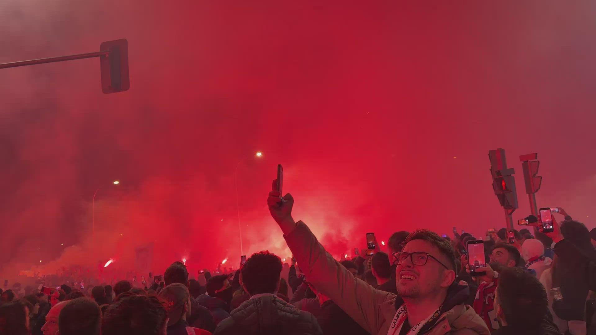 Increíble recepción de la afición del Atlético de Madrid a su llegada ...