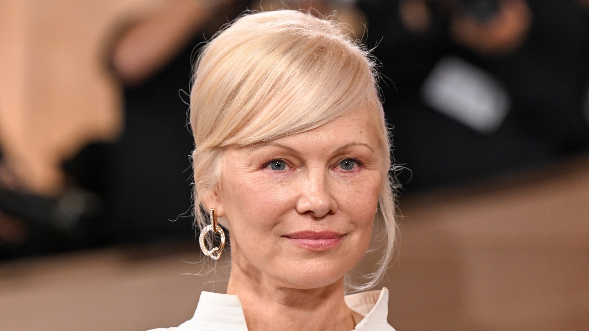 Pamela Anderson's trendy, light blue puffer is unexpectedly flattering