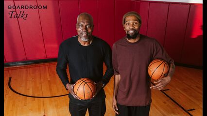 Hakeem Olajuwon teaches Kevin Durant the Dream Shake