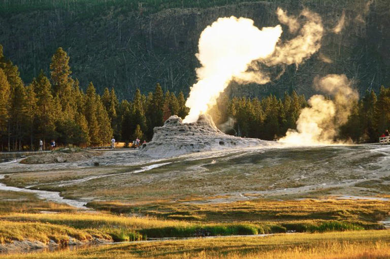 Yellowstone’s supervolcano is creating a 19-mile bulge - and it's still ...