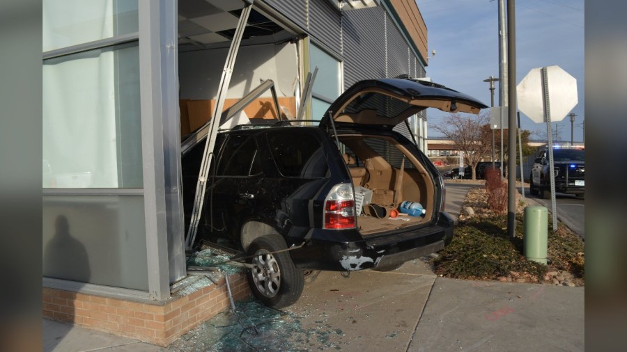 Driver fleeing traffic stop crashes into building in Aurora: police