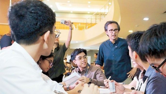 Flood mess leads to over 100,000 job losses