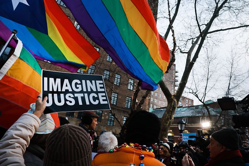 Activistas LGBTQ+ ven la retirada de la bandera en Stonewall como una ...