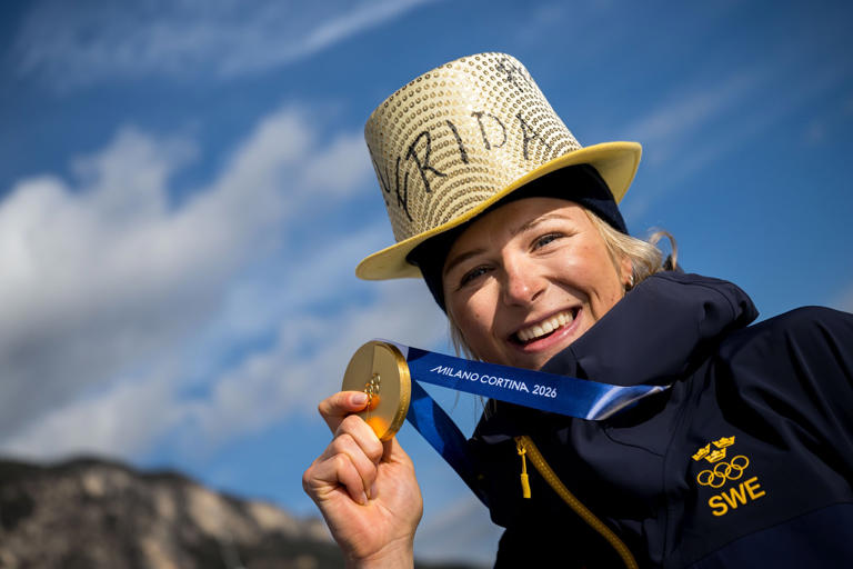 260212 Gold medalist Frida Karlsson of Sweden poses with her gold medal after winning the women's 10km free technique individual start cross-country skiing race during day 6 of the 2026 Winter Olympics on February 12, 2026 in Val di Fiemme.  Photo: Maxim Thore / BILDBYRÅN / kod MT / MT0975