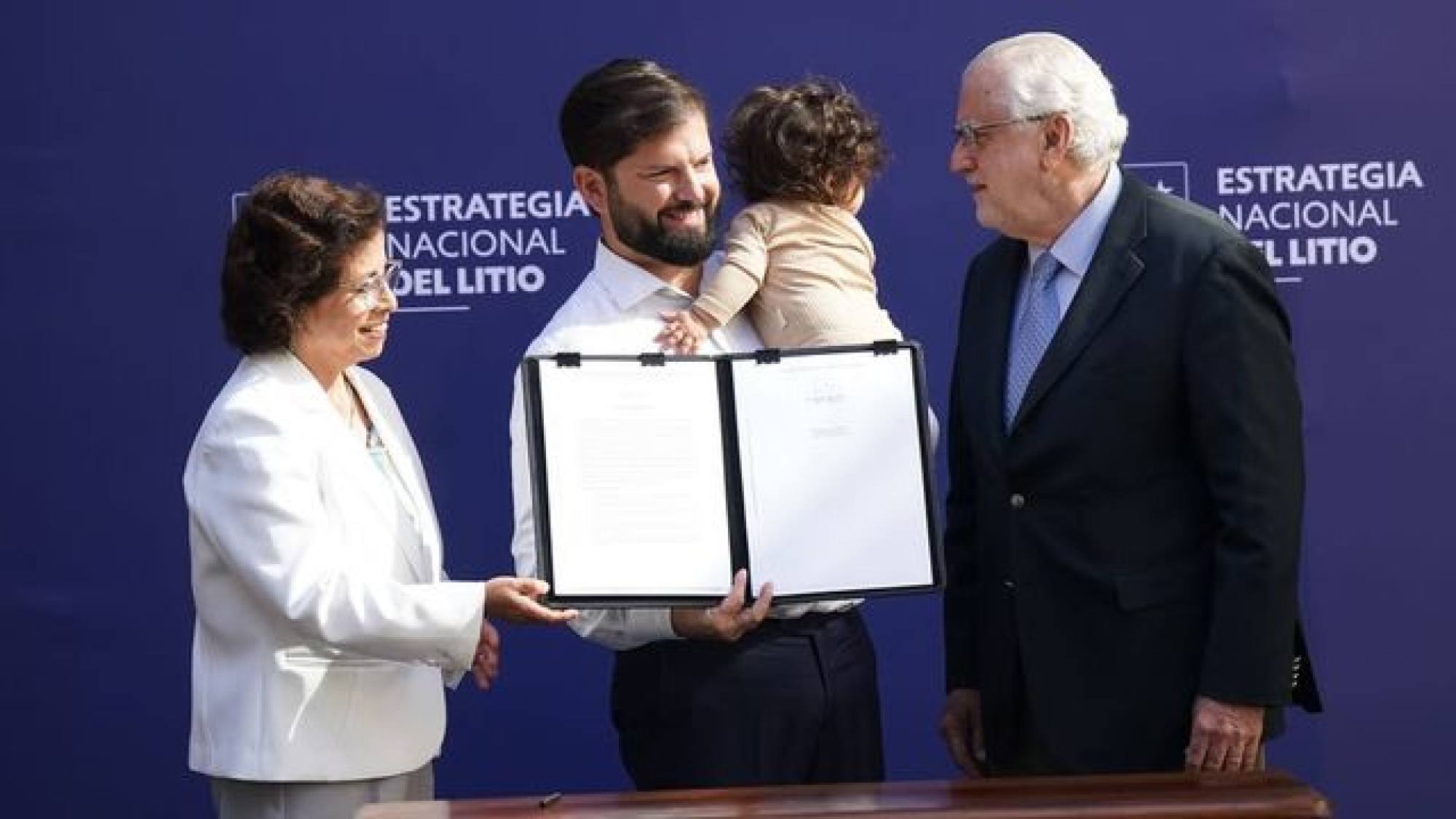 Presidente Boric llegó a actividad en La Moneda con su hija Violeta: "A ...