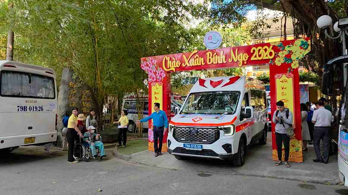 Bệnh nhân nghèo về quê đón Tết nhờ chuyến xe nghĩa tình