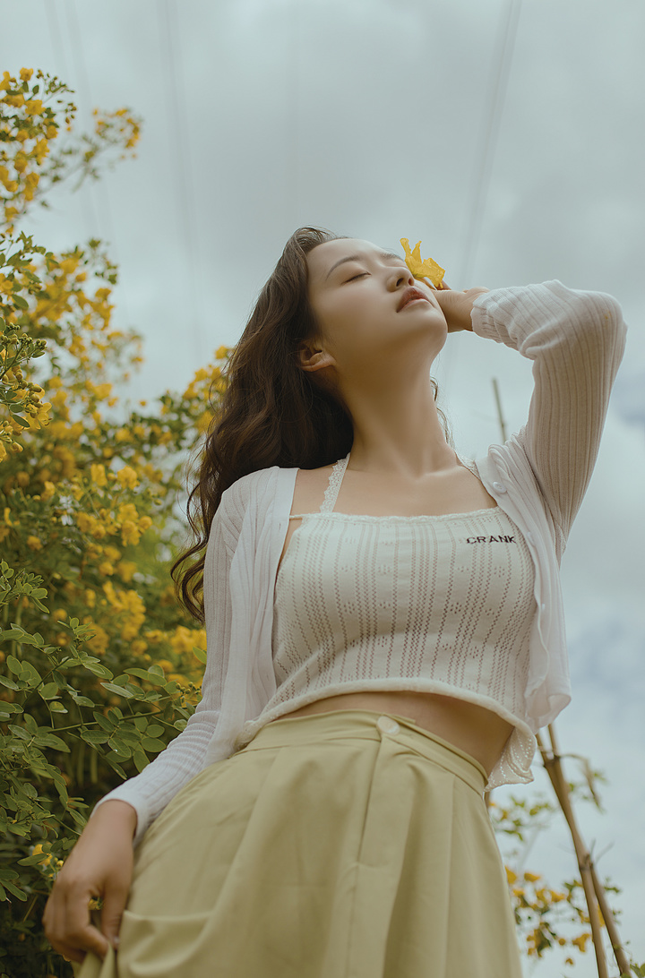 闭眼闻花香，她用5秒治愈了整个夏天