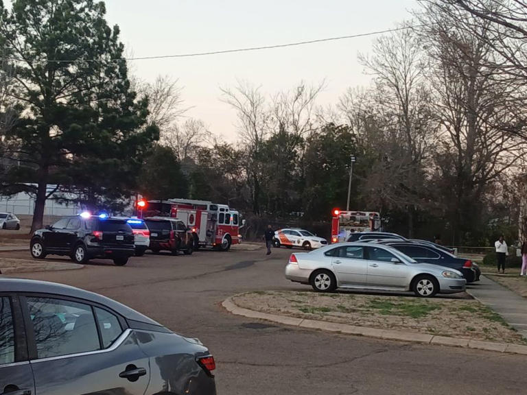 One killed, one injured in shooting at Jackson apartment complex
