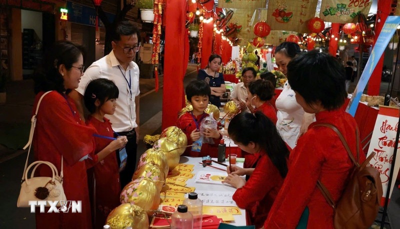 Khai mạc Chợ hoa Xuân Trên bến dưới thuyền Tết Bính Ngọ 2026