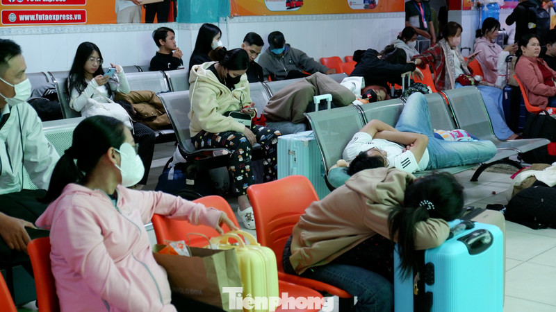 Trắng đêm ở bến xe Miền Tây: Hàng nghìn người chen chân chờ xe về quê đón Tết