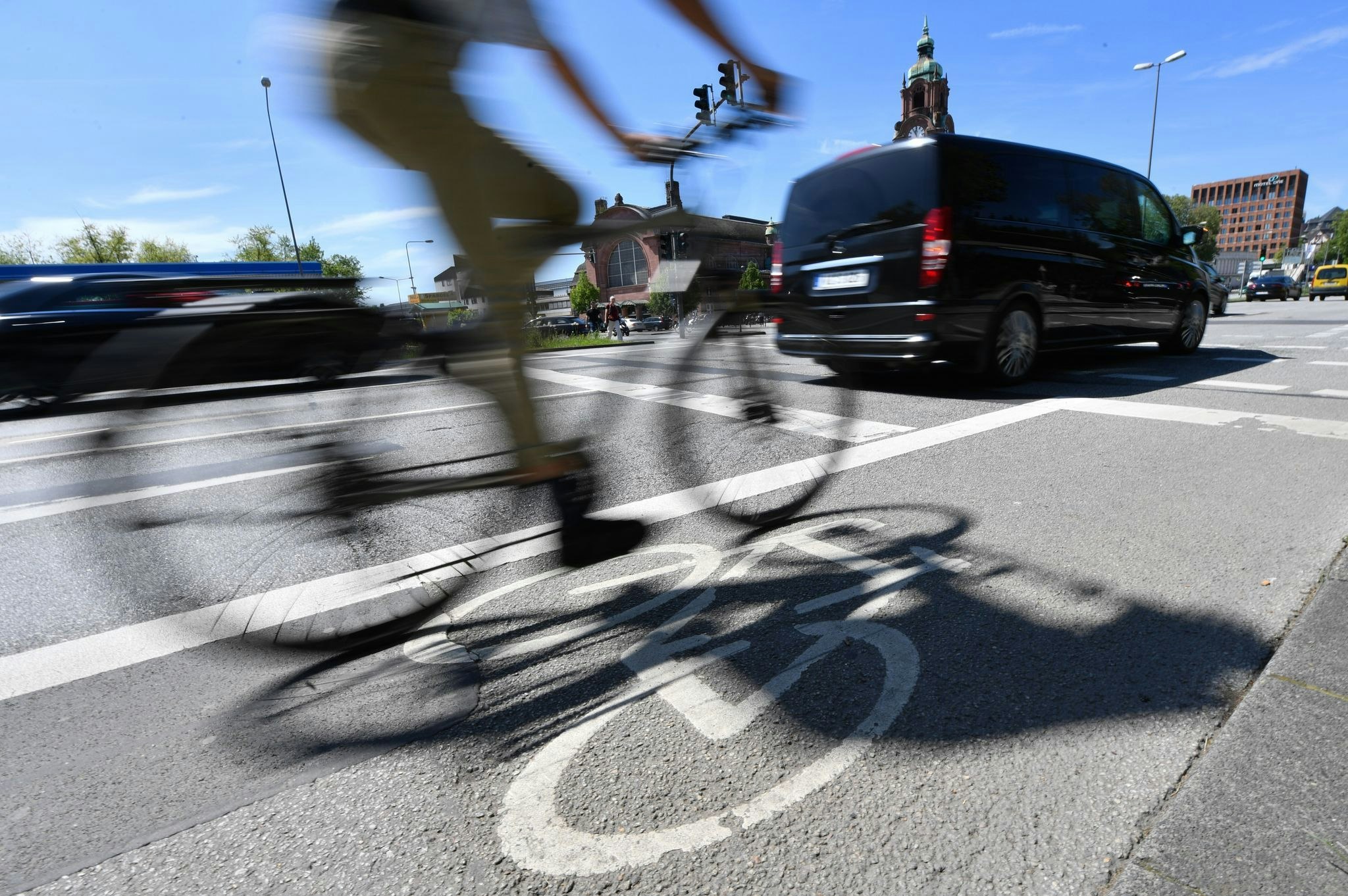 Fabelhafte Nur Den Von Rechts Kommenden Verkehr Beobachten Fotos