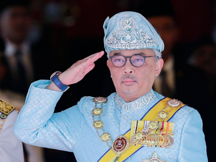 Malaysia muốn cựu quốc vương điều hành bóng đá sau bê bối nhập tịch