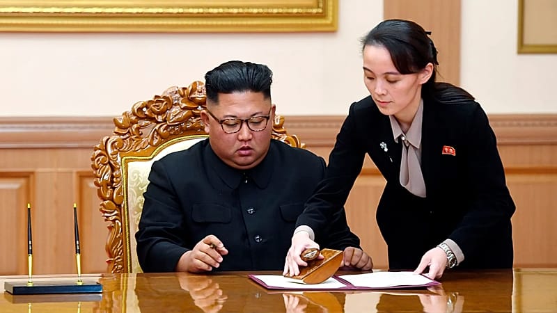 صورة أرشيفية - في هذه الصورة المؤرخة 19 سبتمبر/أيلول 2018، تظهر كيم يو جونغ (يمين الصورة) وهي تساعد شقيقها، الزعيم الكوري الشمالي كيم جونغ أون، في توقيع بيان مشترك عقب القمة ا