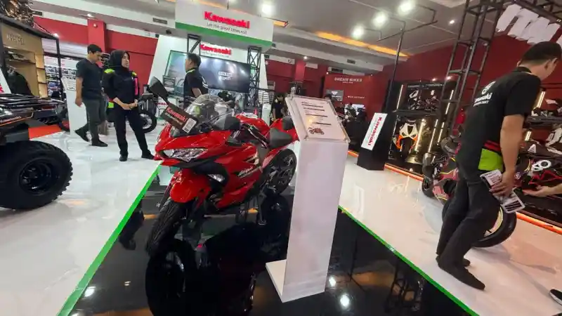 Buru sebelum habis! Ninja 250 2024 diskon puluhan juta di IIMS 2026