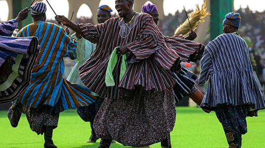 Des danseurs traditionnels lors de la cérémonie d'investiture du président ghanéen John Dramani Mahama à Independence Square, à Accra, au Ghana, le 7 janvier 2025