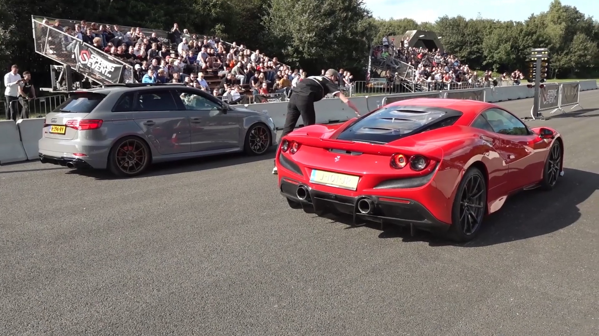 Audi RS3 gegen Ferrari F8 Tributo: Straßenrennen im Drag Race