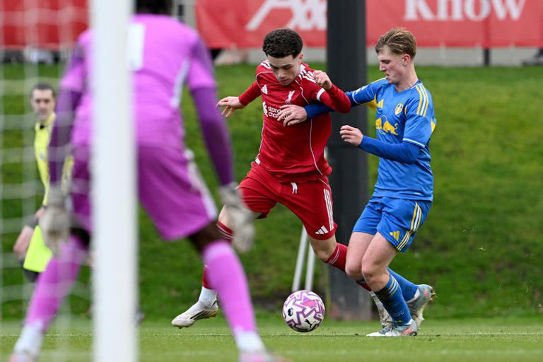 Arne Slot, impresionado por el adolescente del Liverpool que entrena con estrellas del primer equipo